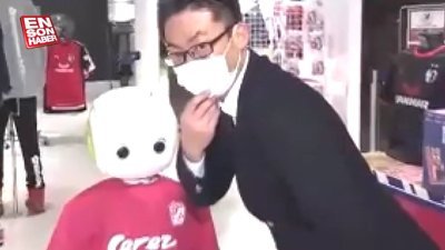 Japonya'da maske ve sosyal mesafeyi denetleyen robot