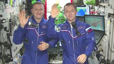 Rus kozmonotlar 2021'e Uluslararası Uzay İstasyonu'nda girdi
