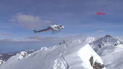 Zirvesine helikopterle çıkılan Kaçkarlarda turistlerin kayak keyfi