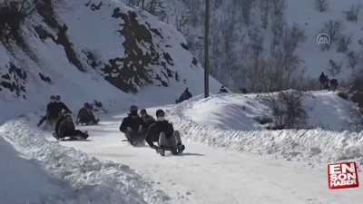 Bingöl'de karın kapattığı yollar, çocuklara eğlence oldu