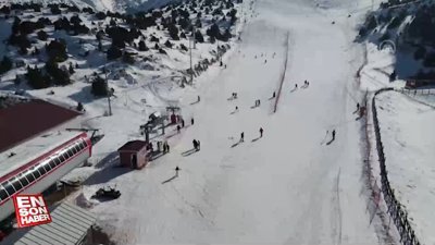 Ergan Dağı'na gelen turistler kayak yapmanın keyfini yaşıyor