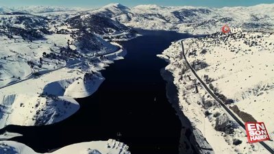 Sivas'ta kar manzarasıyla bütünleşen baraj ortasındaki minare