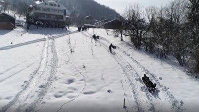 Düzce'de kayak pisti yapan köylüler