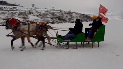 Buz tutan Çıldır Gölü'nde atlı kızak ve Eskimo usulü balık avı etkinliği