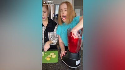 Elini blendera kaptırma şakası yapmak