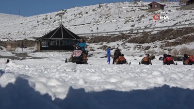 Çıldır Gölü üzerinde kar motoruyla yapılan drift