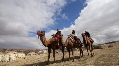 Balonlardan sonra turistler şimdi de Kapadokya'yı deve sırtında keşfediyor