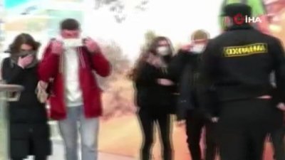 Rusya’da maskesiz vatandaşlara dayaklı şaka