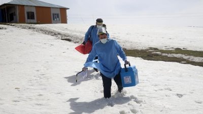 Van'da karlı yolları aşan sağlıkçıların aşı mesaisi