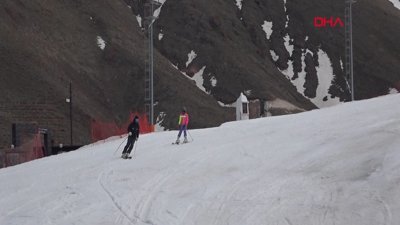 Palandöken'de nisanda kayak keyfi