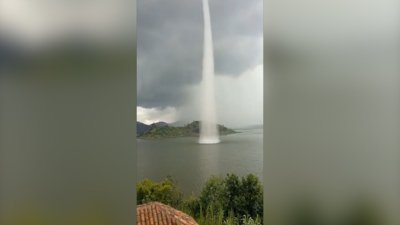 Ruanda'nın Burera gölünde hortum oluştu