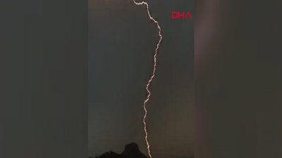 Suudi Arabistan’da dağa düşen yıldırım dev kayalığı parçaladı