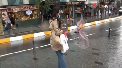 Sağanak yağış Taksim’de hayatı felç etti