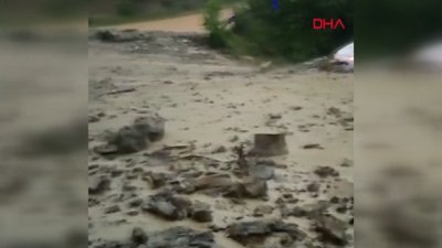 Tekirdağ'da sağanak sonrası yola düşen kayalar ulaşımı aksattı