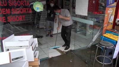 Maltepe'de yoğun yağmur sonrası iş yerlerini su bastı