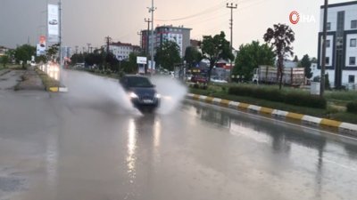 Edirne’de sağanak yağış yolları göle çevirdi