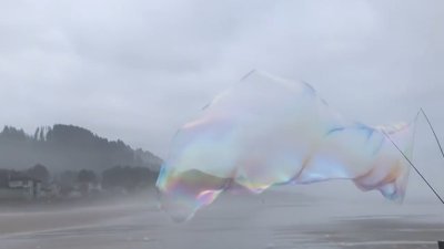 Sahilde dev baloncuk yapan adam