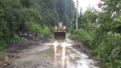 Düzce'de yoğun yağış köylere ulaşımı engelledi