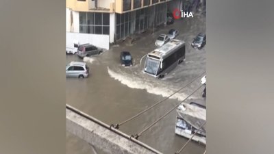 Batum’da şiddetli yağış sele neden oldu