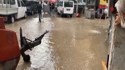 Bayburt'ta sağanak yağış, yolları göle çevirdi