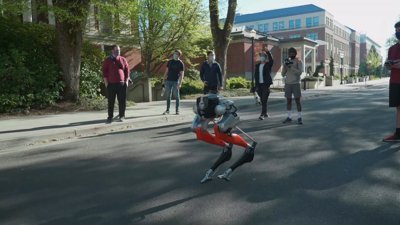 Dünyanın ilk 2 ayaklı koşabilen robotu