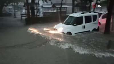 Kastamonu’da sağanak yağış cadde ve sokakları göle çevirdi