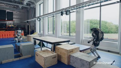 İki ayaklı Atlas robotu parkurda şov yaptı