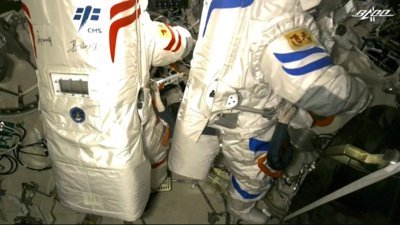 Çinli astronotlar ikinci kez uzay yürüyüşünde