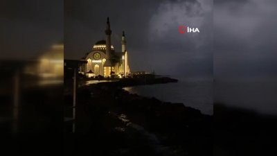 İskenderun’da şimşekler ile gelen şiddetli sağanak hayatı olumsuz etkiledi