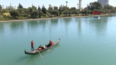 Yosunla kaplanan Seyhan Nehri temizlendi