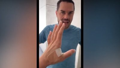 Eline çip yerleştirerek kapıları açan kadın