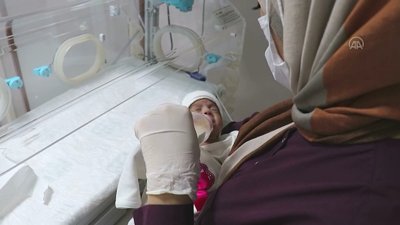 Van'da koronavirüsten ölen 6 aylık hamile annenin bebeğiyle sağlık çalışanları ilgileniyor