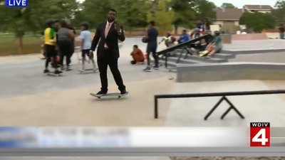 ABD'de bir muhabir canlı yayında kaykayla haber sundu