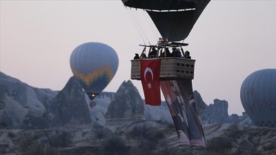 Kapadokya'da balonlar Türk bayrakları ve Atatürk posteri ile uçtu