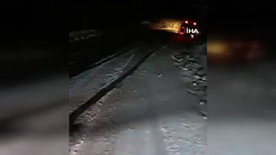 Kastamonu’da kar yağışı yolu kapattı, araçlar mahsur kaldı