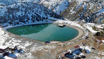 Erzincan'da yüzeyi buz tutan Ardıçlı Gölü
