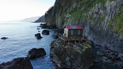 Artvin'de kaya üzerine yapılan baraka dikkat çekiyor