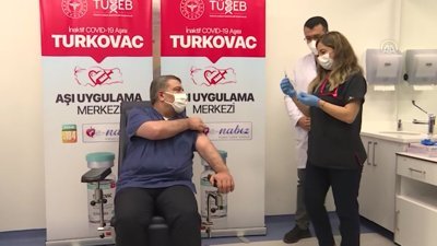 Fahrettin Koca hatırlatma dozunu Turkovac yaptırdı