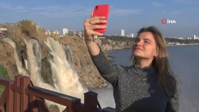 Çamur çağlayan Düden Şelalesi ziyaretçi akınına uğradı