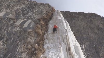 Dağcı Tunç Fındık, sporcularla Murat Kanyonu'ndaki buz sarkıtlarına tırmandı