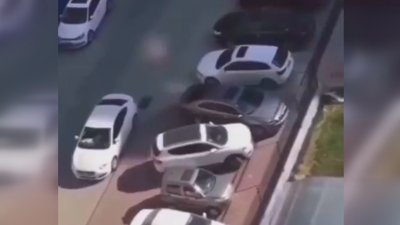 Usta şoför, küçük manevralarla park yerinden çıktı