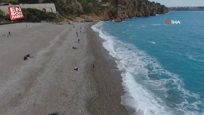 Antalya'da Konyaaltı Sahili turkuaz renge büründü