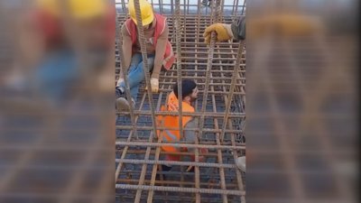 Demir bağlama çalışması sırasında demirlerin altında unutulan işçi