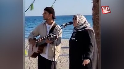 Yaşlı kadın sokakta Cengiz Kurtoğlu’nun 'Yorgun Yıllarım' parçasını seslendirdi