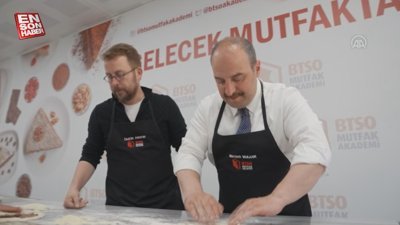 Mustafa Varank Bursa'da cantık pidesi ve süt helvası yaptı