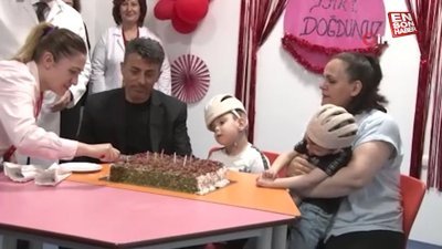 İngiltere'de operasyonla ayrılan siyam ikizleri 5'inci yaş günlerini kutladı