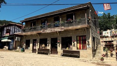 Çanakkale'nin Yeşilyurt köyünde sadece turistler ücretsiz fotoğraf çekebiliyor
