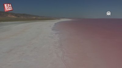 Tuz Gölü’ndeki renk değişimi, ziyaretçilere görsel şölen sunuyor
