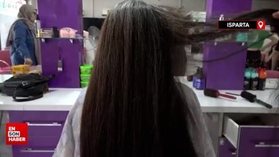 Beline kadar uzattığı saçlarını kestirerek lösemili hastalara bağışladı