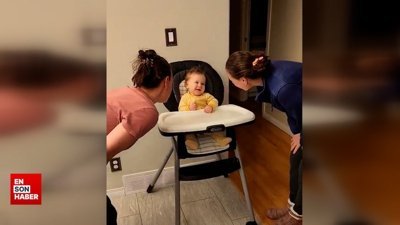 Annesinin ikizini ilk kez gören bebeğin şaşkınlığı